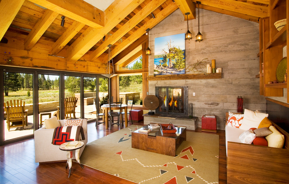 Idee per un soggiorno stile rurale con pavimento in legno massello medio e camino classico