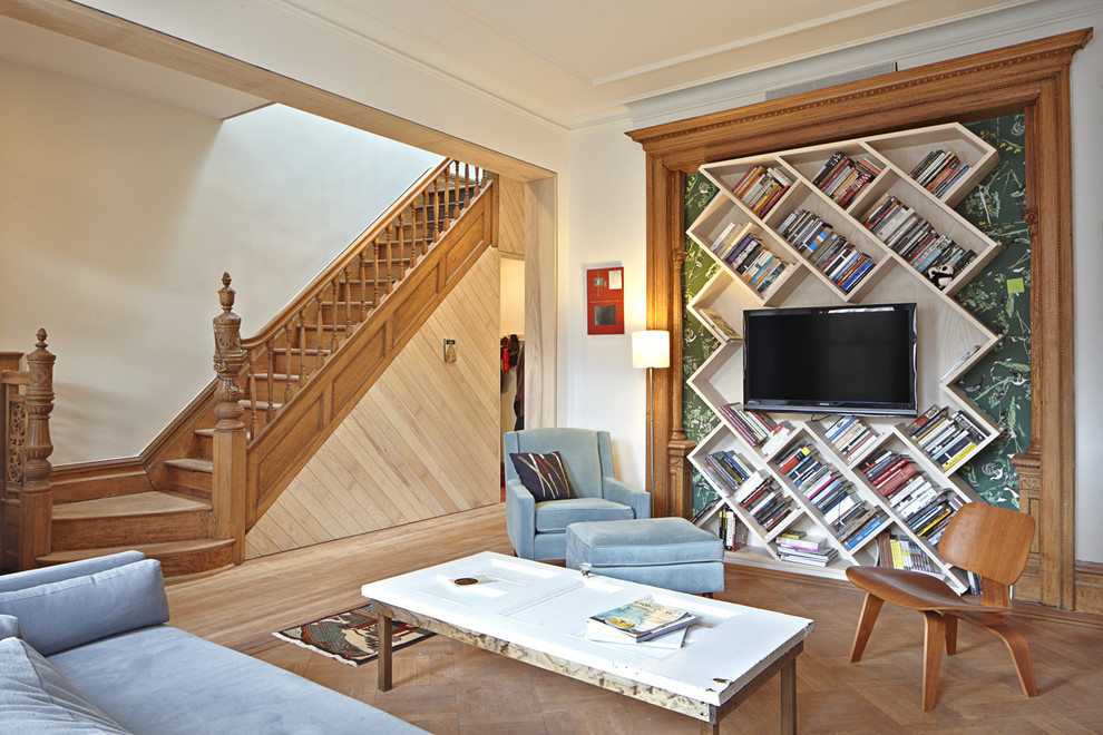На фото: гостиная комната в стиле фьюжн с с книжными шкафами и полками