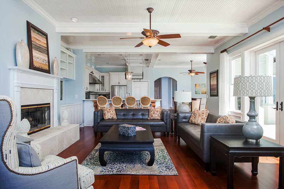 Foto de salón abierto clásico renovado con paredes azules, suelo de madera en tonos medios y todas las chimeneas