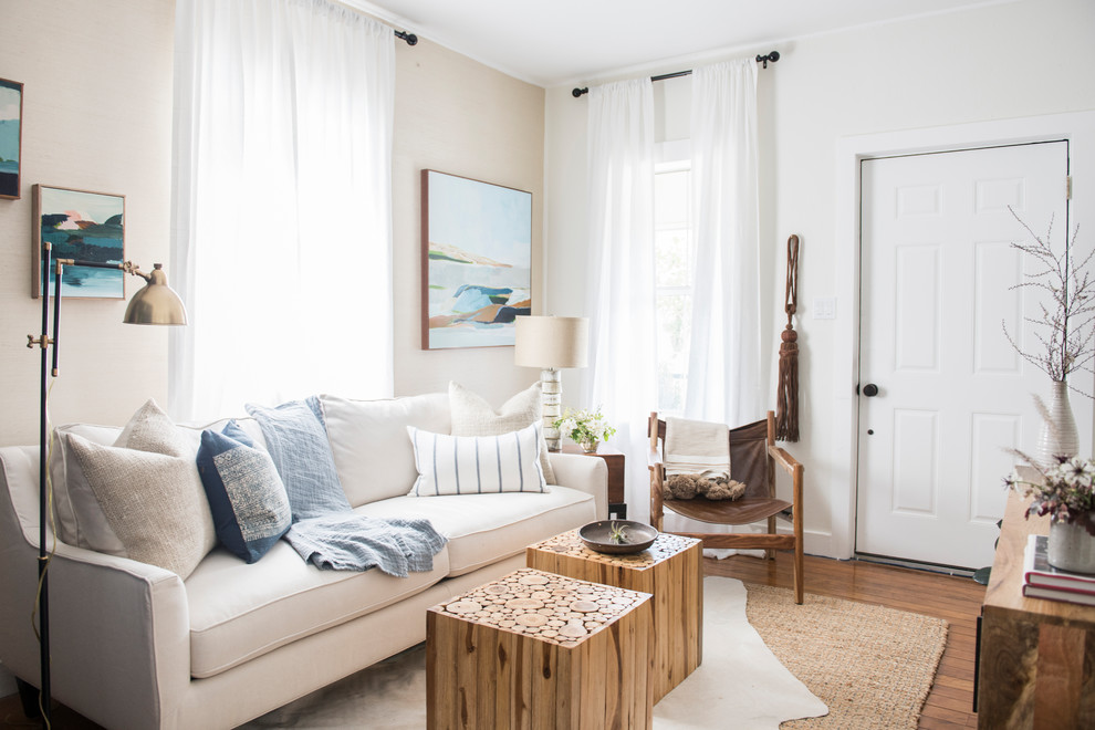 Maritimes Wohnzimmer ohne Kamin mit beiger Wandfarbe und braunem Holzboden in Seattle