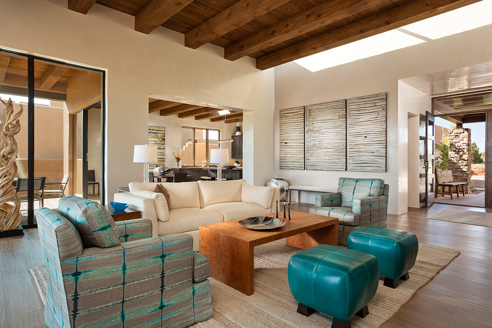 Diseño de salón para visitas contemporáneo con suelo de madera en tonos medios y paredes beige