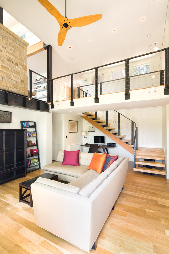 Offenes Modernes Wohnzimmer mit weißer Wandfarbe und hellem Holzboden in Denver
