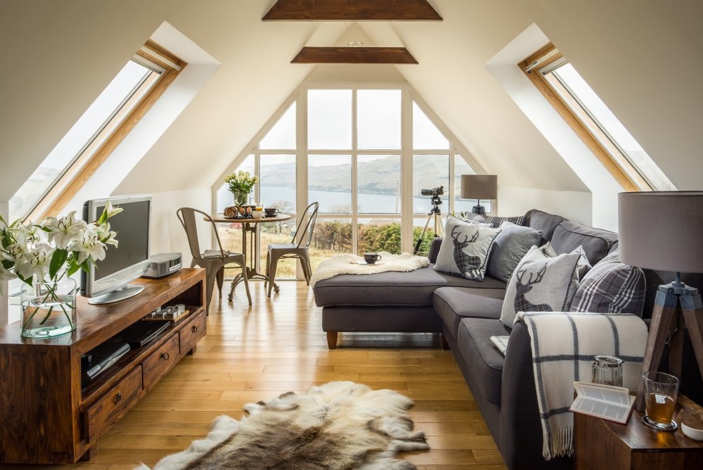 Mittelgroßes, Repräsentatives Rustikales Wohnzimmer im Loft-Stil mit weißer Wandfarbe, braunem Holzboden, freistehendem TV und braunem Boden in Sonstige