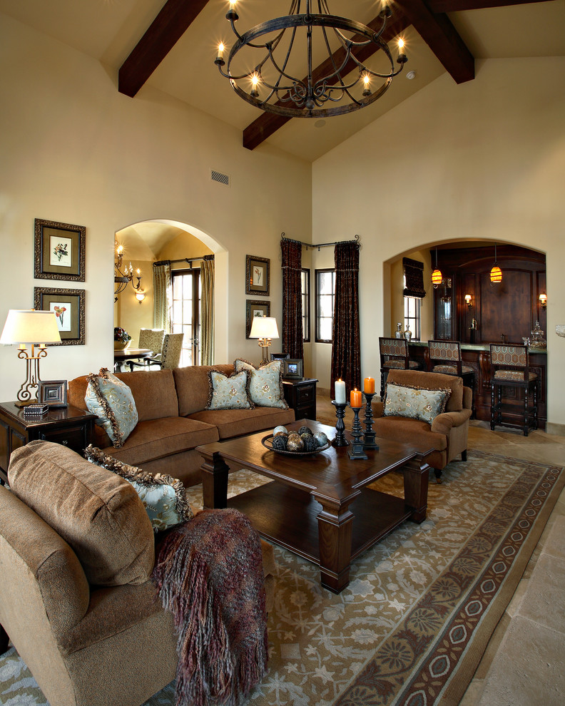 Идея дизайна: огромная гостиная комната в средиземноморском стиле с домашним баром, бежевыми стенами и коричневым диваном