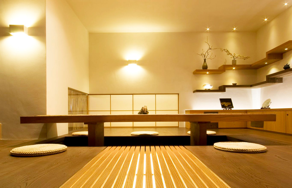 Modelo de salón para visitas cerrado de estilo zen pequeño sin chimenea y televisor con paredes blancas y suelo de madera oscura