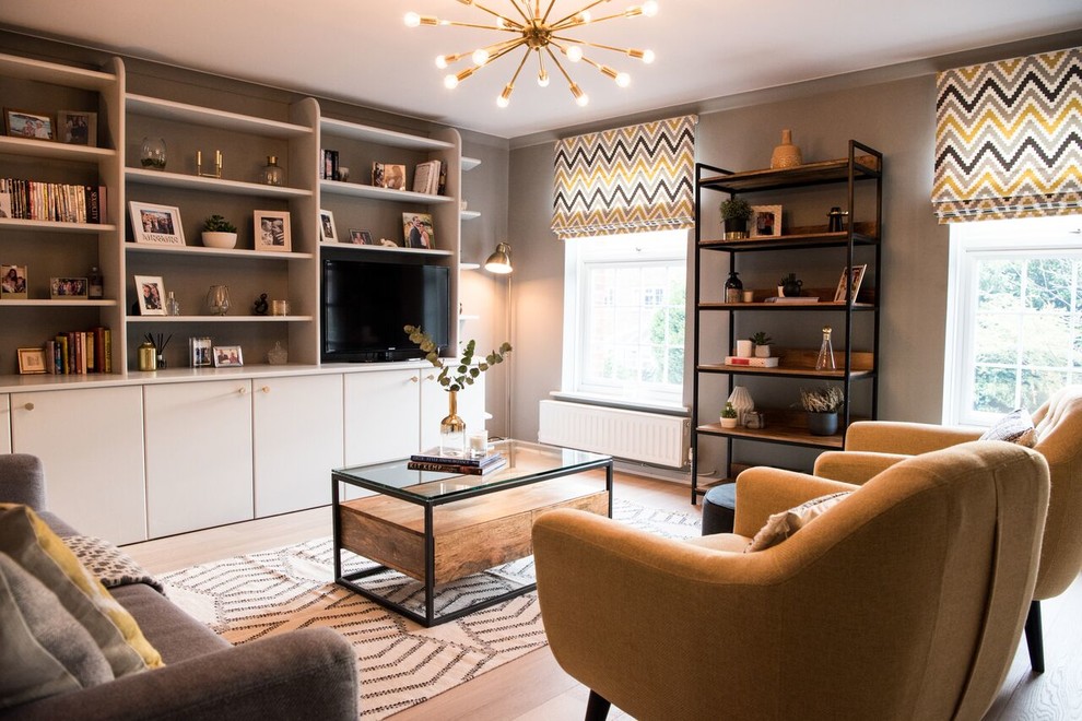 Foto di un soggiorno minimalista con pareti grigie, parquet chiaro e pavimento grigio