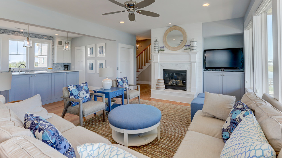Immagine di un soggiorno costiero con pareti blu e parquet chiaro