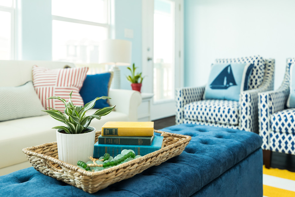 На фото: открытая гостиная комната среднего размера в морском стиле с синими стенами, полом из ламината и коричневым полом без камина, телевизора