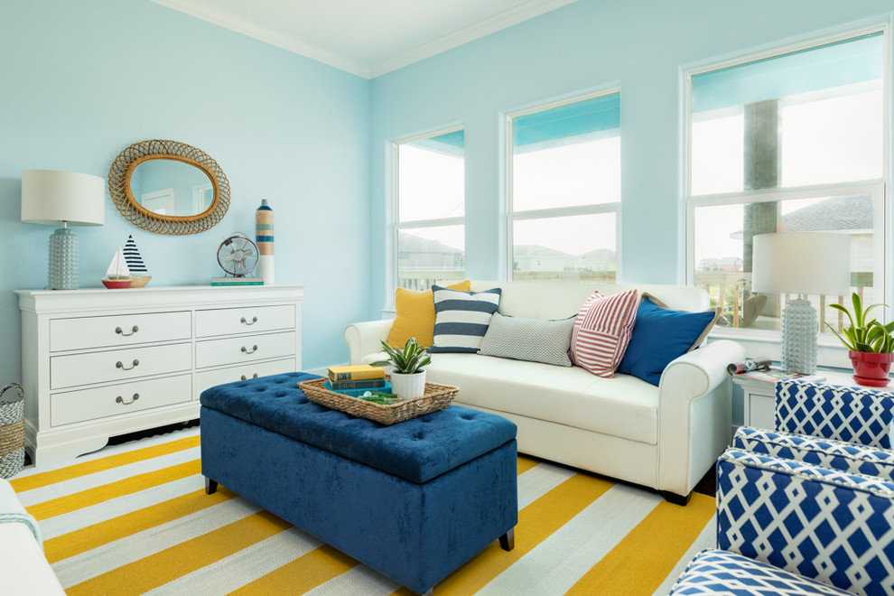 Mittelgroßes, Fernseherloses, Offenes Maritimes Wohnzimmer ohne Kamin mit blauer Wandfarbe, Laminat und braunem Boden in Houston