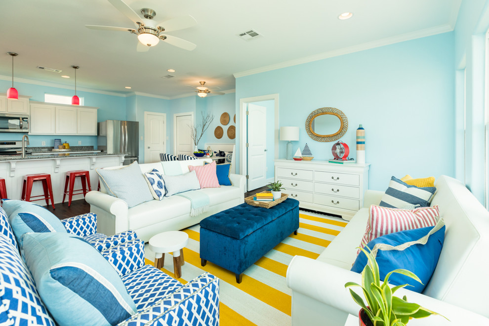 ヒューストンにあるお手頃価格の中くらいなビーチスタイルのおしゃれなLDK (青い壁、ラミネートの床、暖炉なし、テレビなし、茶色い床) の写真