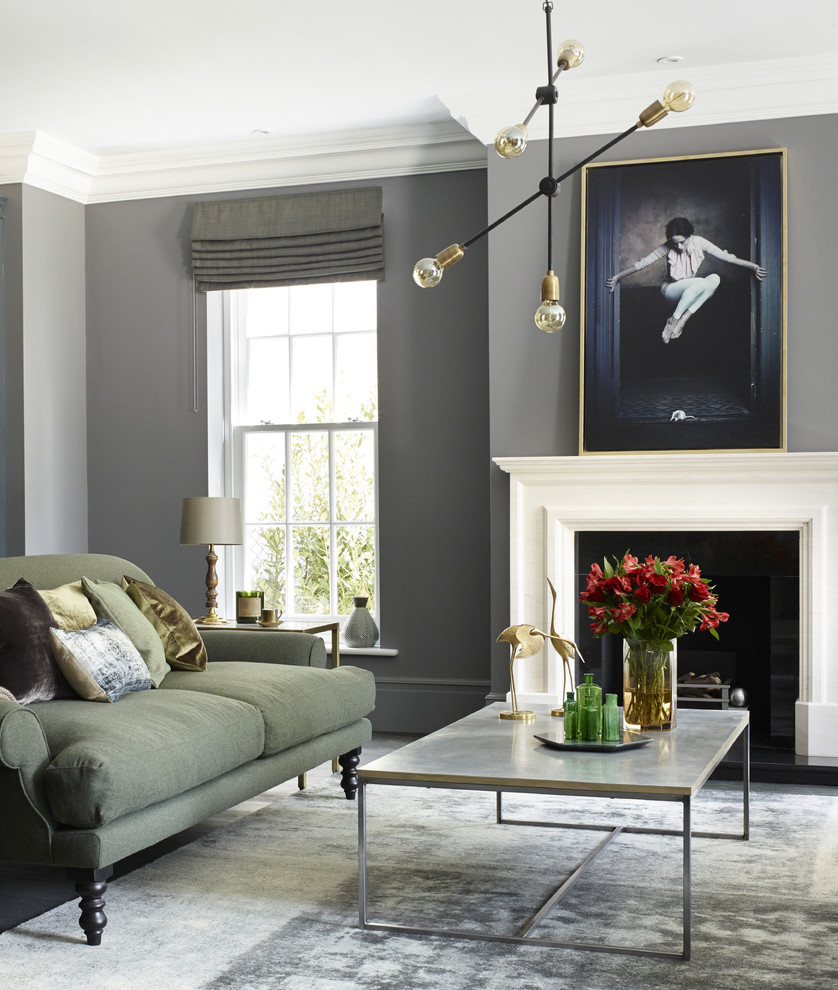 Свежая идея для дизайна: гостиная комната в стиле неоклассика (современная классика) с серыми стенами и стандартным камином - отличное фото интерьера