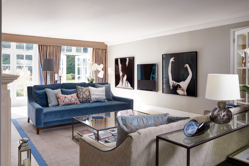 Идея дизайна: гостиная комната в современном стиле с синим диваном и ковром на полу