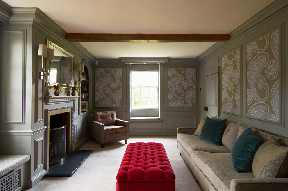 Mittelgroßes, Fernseherloses, Abgetrenntes Klassisches Wohnzimmer mit grauer Wandfarbe, Teppichboden, Kamin und Kaminumrandung aus Stein in London
