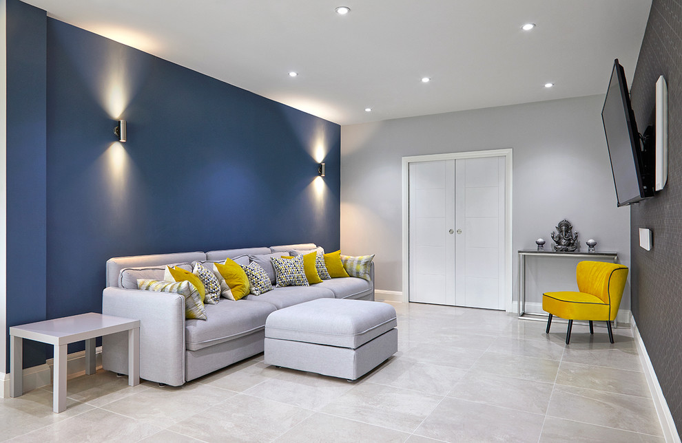 Immagine di un soggiorno design di medie dimensioni e aperto con pareti blu, pavimento in gres porcellanato, TV a parete e pavimento bianco