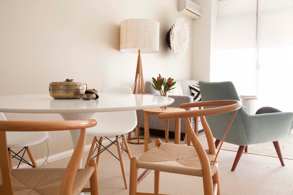 Mittelgroßes, Repräsentatives, Abgetrenntes Modernes Wohnzimmer ohne Kamin mit beiger Wandfarbe, Teppichboden und freistehendem TV in Sydney