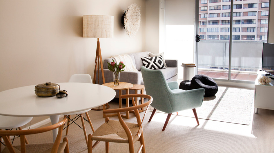 Idee per un piccolo soggiorno design aperto con pareti beige e moquette