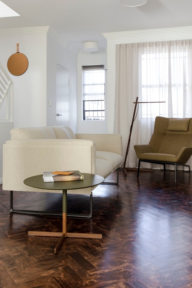 Großes, Offenes Modernes Wohnzimmer mit weißer Wandfarbe und dunklem Holzboden in Sydney