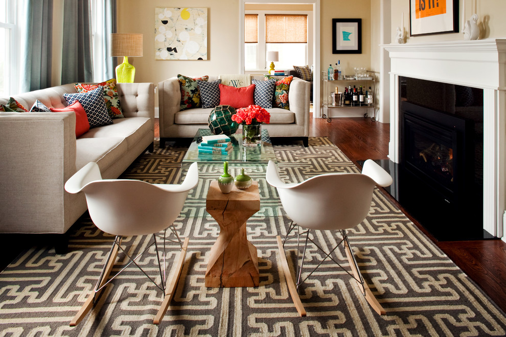 Wohnzimmer mit beiger Wandfarbe, dunklem Holzboden und Kamin in Atlanta
