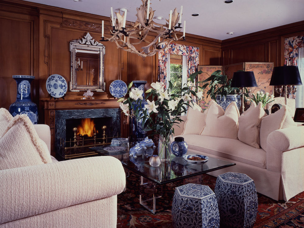 Источник вдохновения для домашнего уюта: изолированная гостиная комната в классическом стиле с стандартным камином