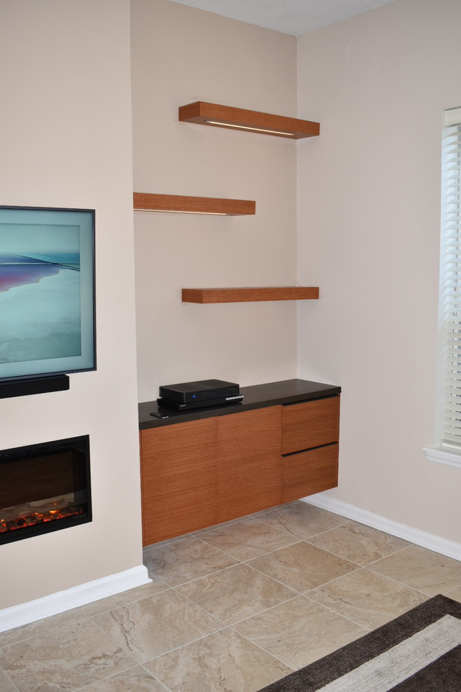 Пример оригинального дизайна: гостиная комната в стиле модернизм с фасадом камина из штукатурки и телевизором на стене