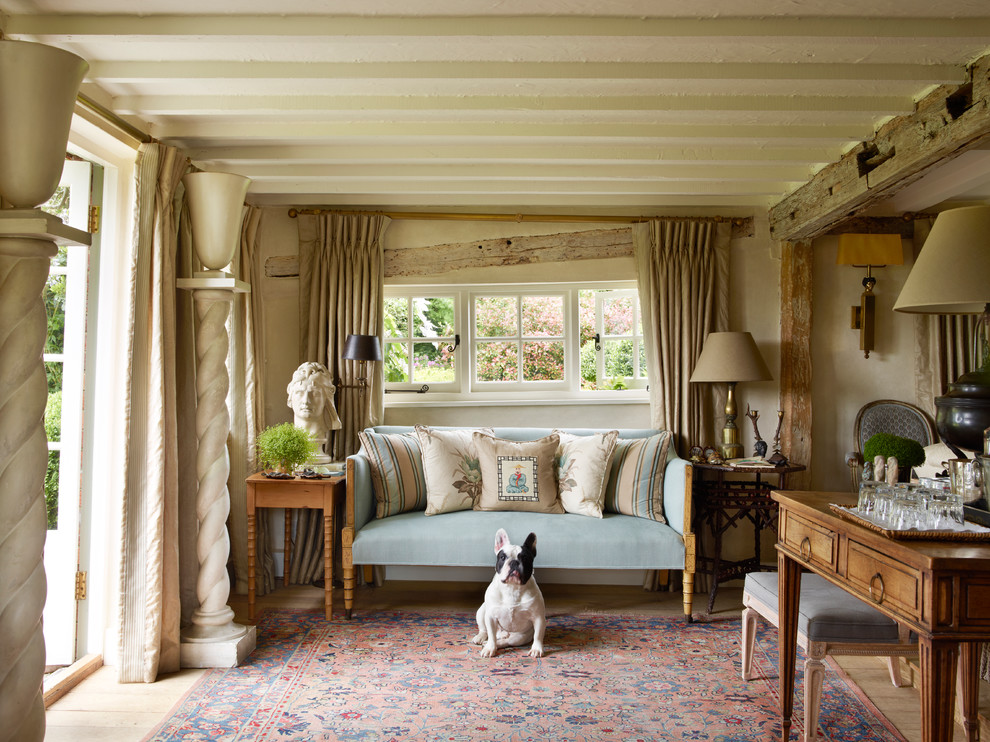 Idee per un soggiorno con sala formale, pareti beige e parquet chiaro