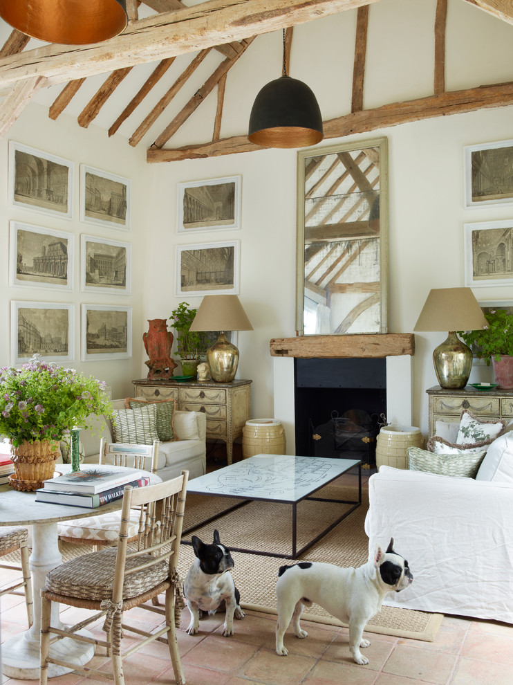 Repräsentatives Wohnzimmer mit weißer Wandfarbe, Terrakottaboden und Kamin in London