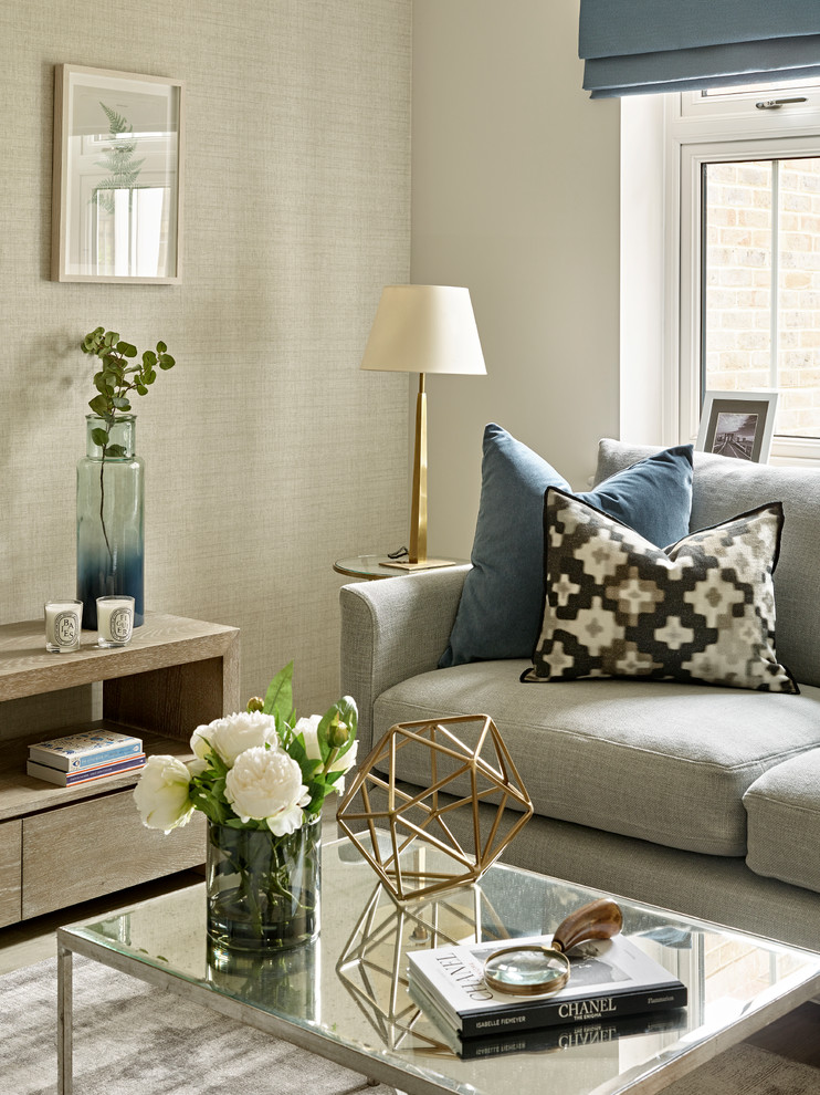 Kleines Modernes Wohnzimmer mit Laminat, freistehendem TV und grauem Boden in Sussex
