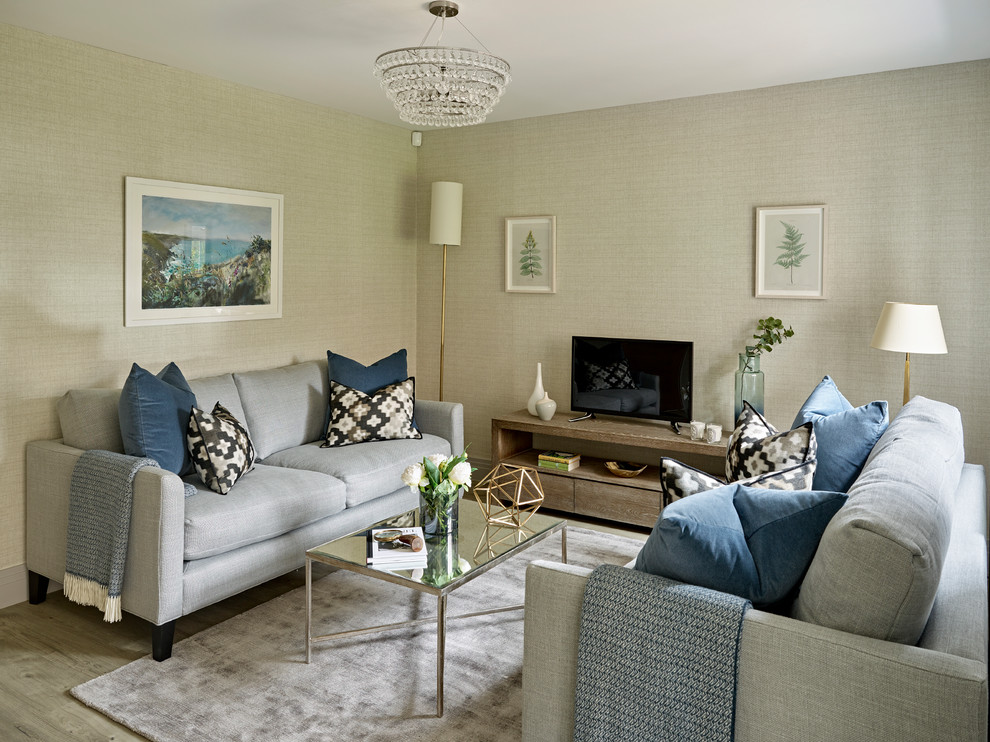 Idéer för ett litet klassiskt vardagsrum, med laminatgolv, en fristående TV, grått golv och beige väggar