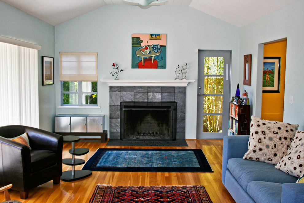 Mittelgroßes, Abgetrenntes Stilmix Wohnzimmer mit blauer Wandfarbe, braunem Holzboden, Kamin und Kaminumrandung aus Stein in San Francisco