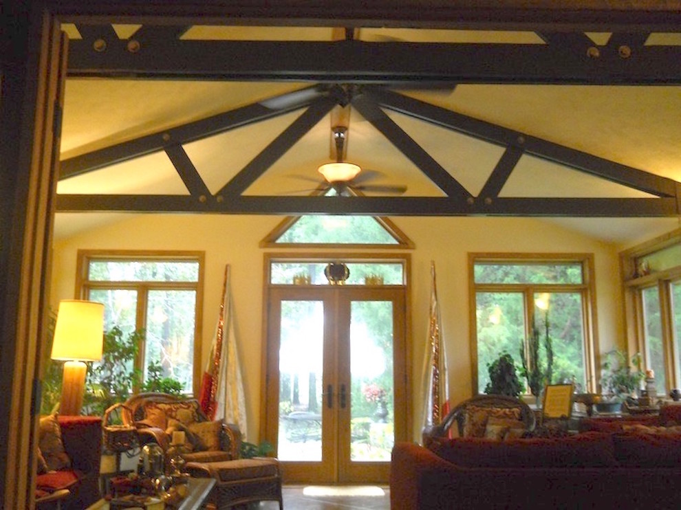Пример оригинального дизайна: большая парадная, открытая гостиная комната в классическом стиле с белыми стенами и полом из керамической плитки без телевизора