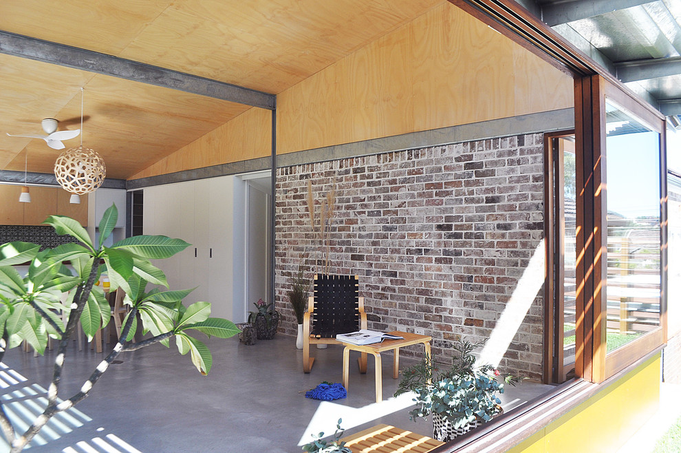 Modern inredning av ett mellanstort allrum med öppen planlösning, med betonggolv och vitt golv