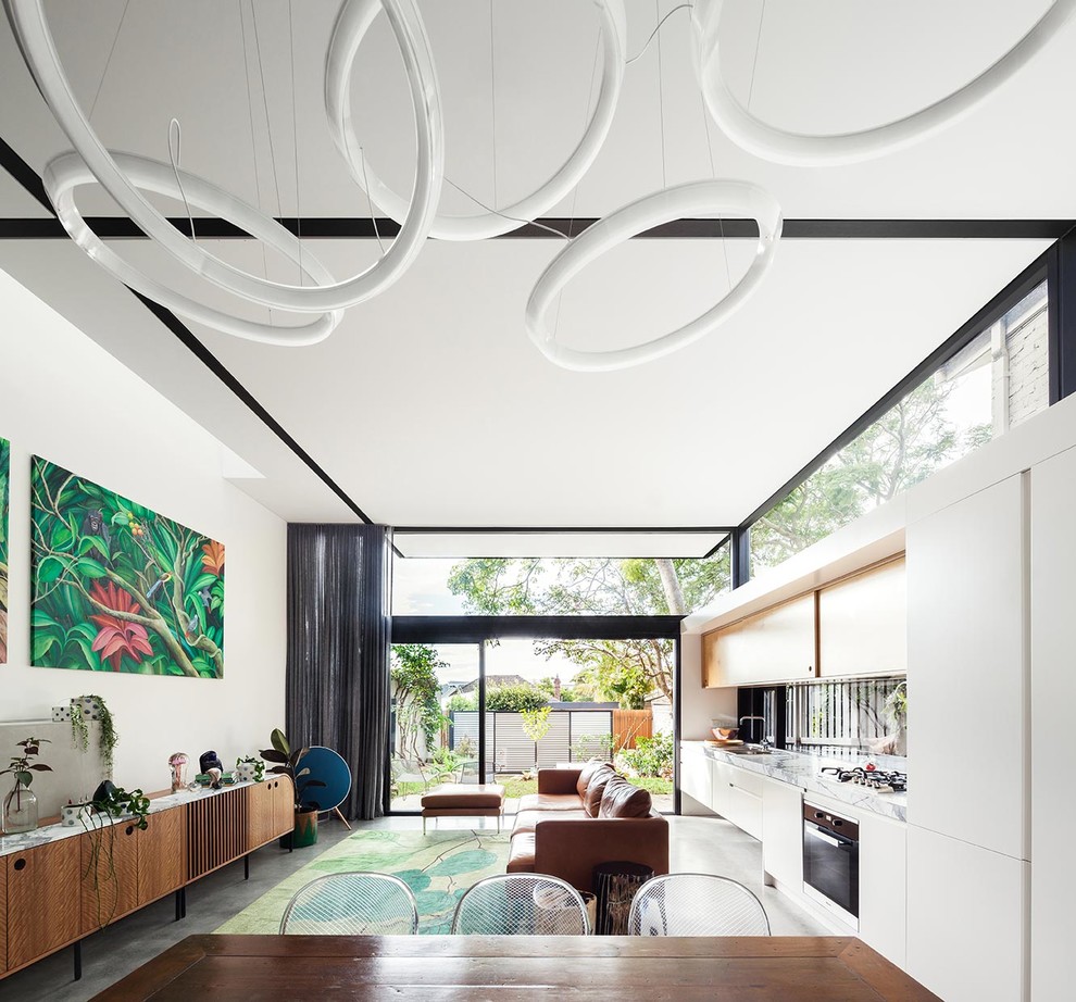 Mittelgroßes, Fernseherloses, Offenes Modernes Wohnzimmer ohne Kamin mit weißer Wandfarbe, Betonboden und grauem Boden in Sydney