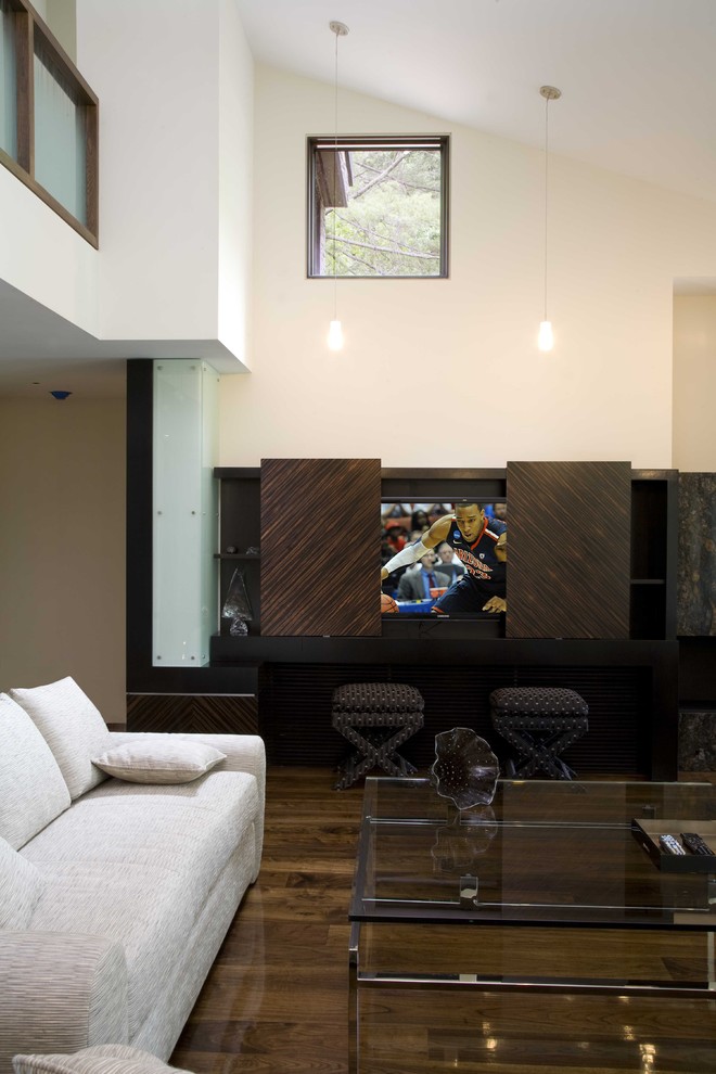 На фото: гостиная комната в современном стиле с скрытым телевизором с