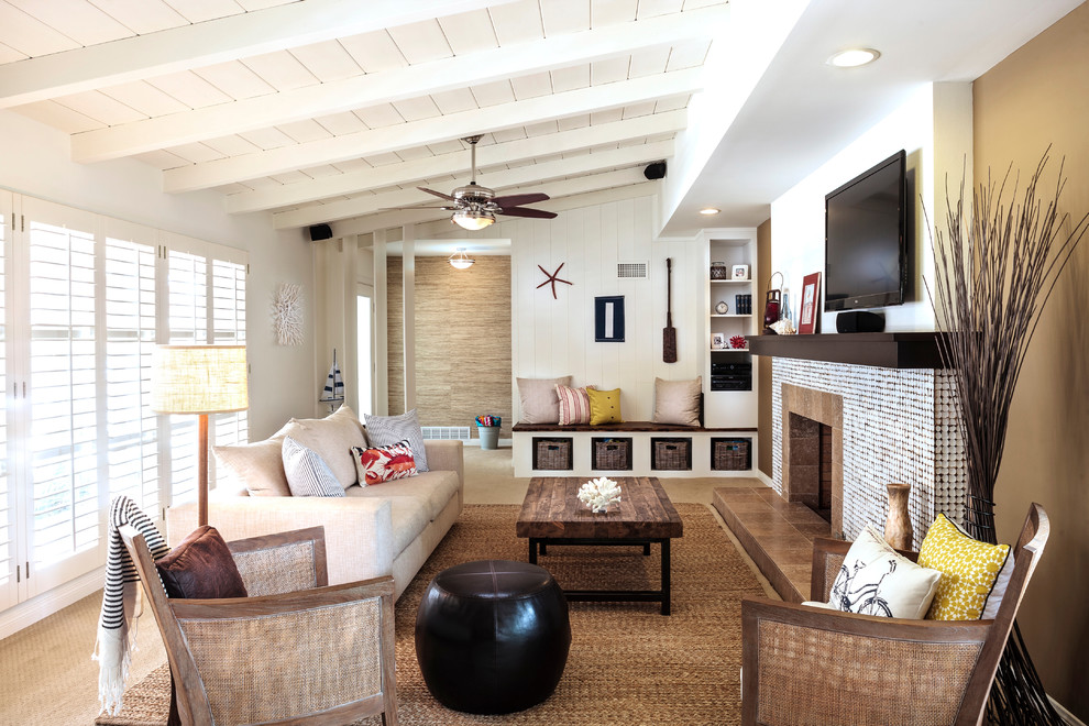 На фото: парадная гостиная комната в морском стиле с белыми стенами, светлым паркетным полом, стандартным камином, фасадом камина из плитки и телевизором на стене с