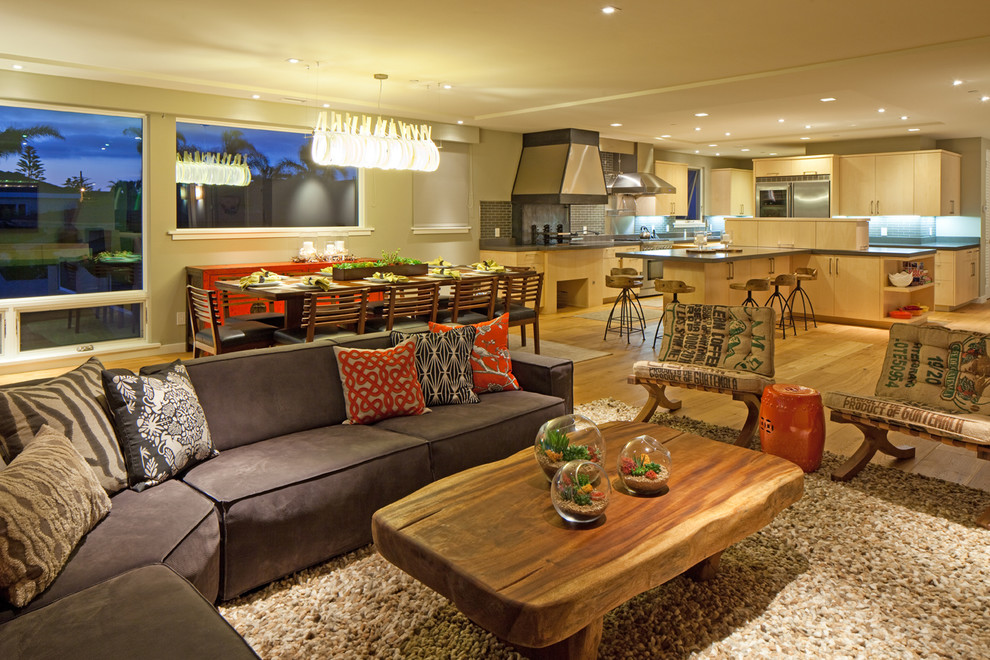 Immagine di un grande soggiorno design aperto con pareti beige e parquet chiaro