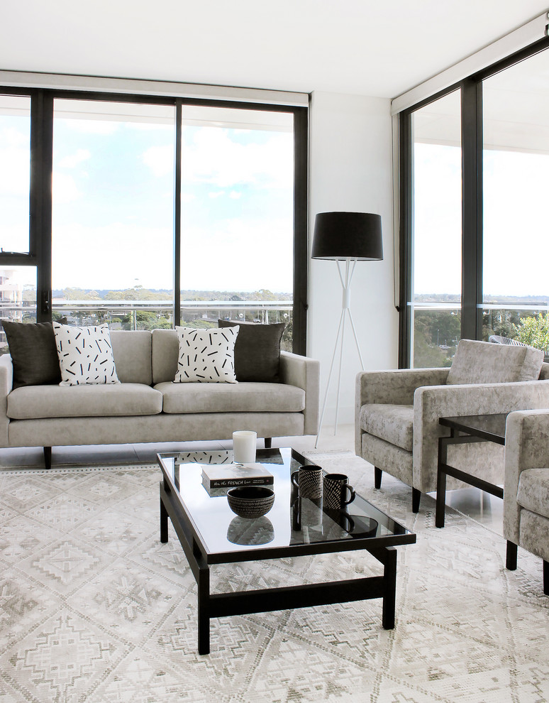 Esempio di un piccolo soggiorno moderno chiuso con pareti bianche, pavimento in gres porcellanato, TV a parete e pavimento beige