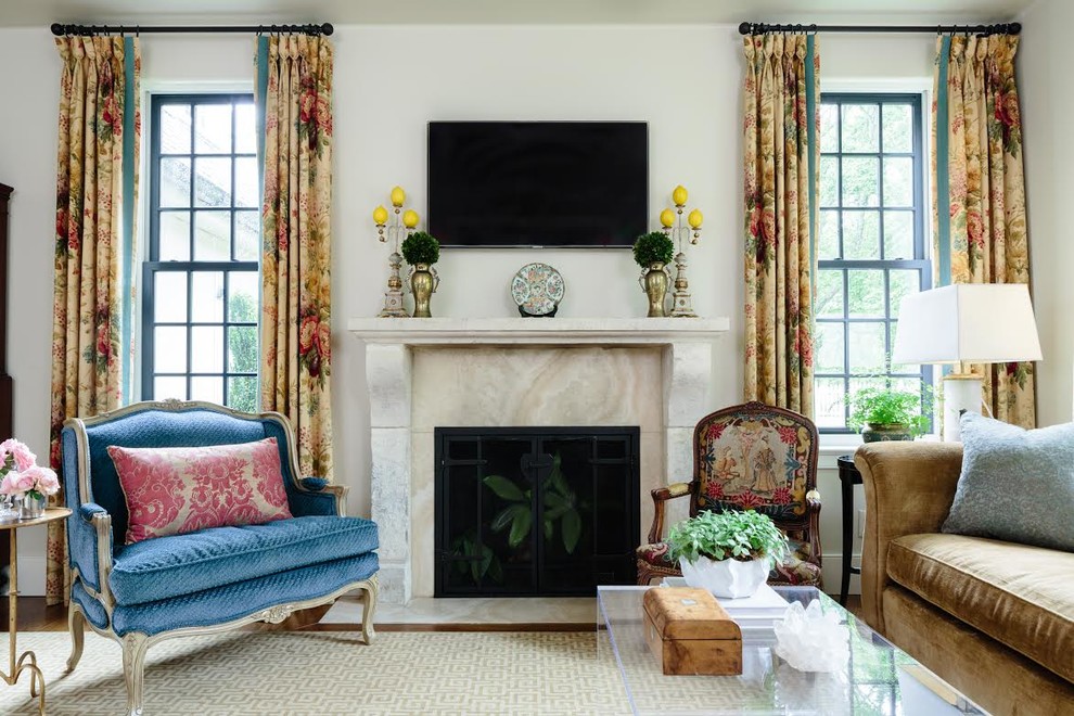 Klassisk inredning av ett vardagsrum, med vita väggar, mörkt trägolv, en standard öppen spis och en väggmonterad TV