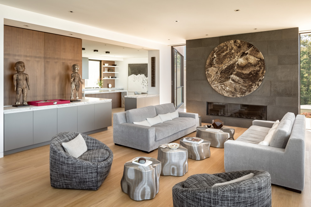 Immagine di un ampio soggiorno design aperto con pavimento in legno massello medio, camino lineare Ribbon, nessuna TV e pavimento marrone
