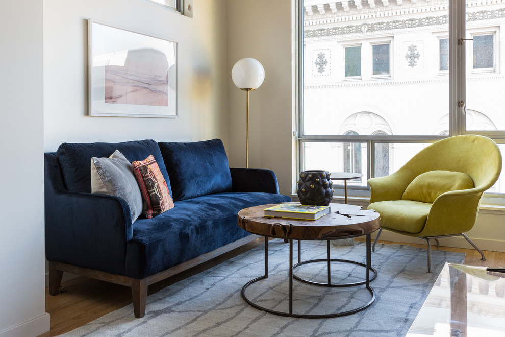 Repräsentatives Modernes Wohnzimmer mit weißer Wandfarbe, braunem Holzboden und beigem Boden in San Francisco