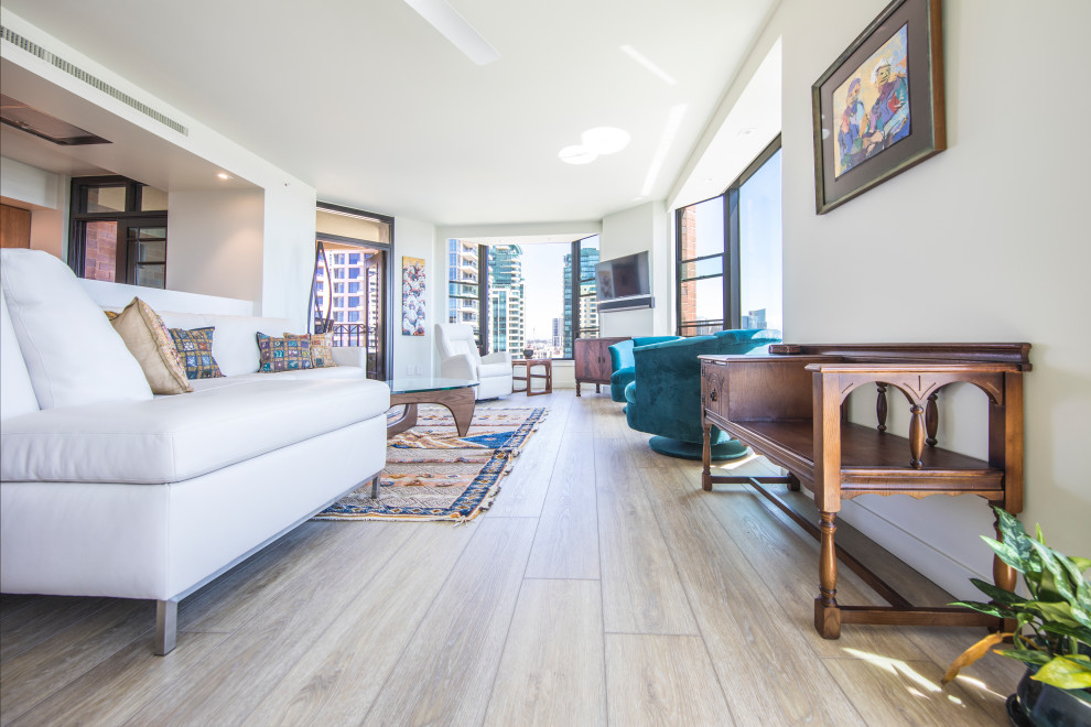 Großes, Offenes Retro Wohnzimmer mit Vinylboden, TV-Wand und gelbem Boden in San Diego