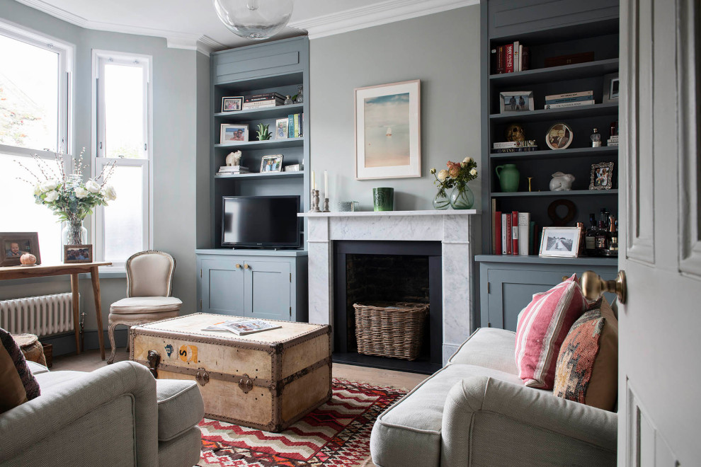 Источник вдохновения для домашнего уюта: изолированная гостиная комната в стиле неоклассика (современная классика) с серыми стенами, паркетным полом среднего тона и коричневым полом