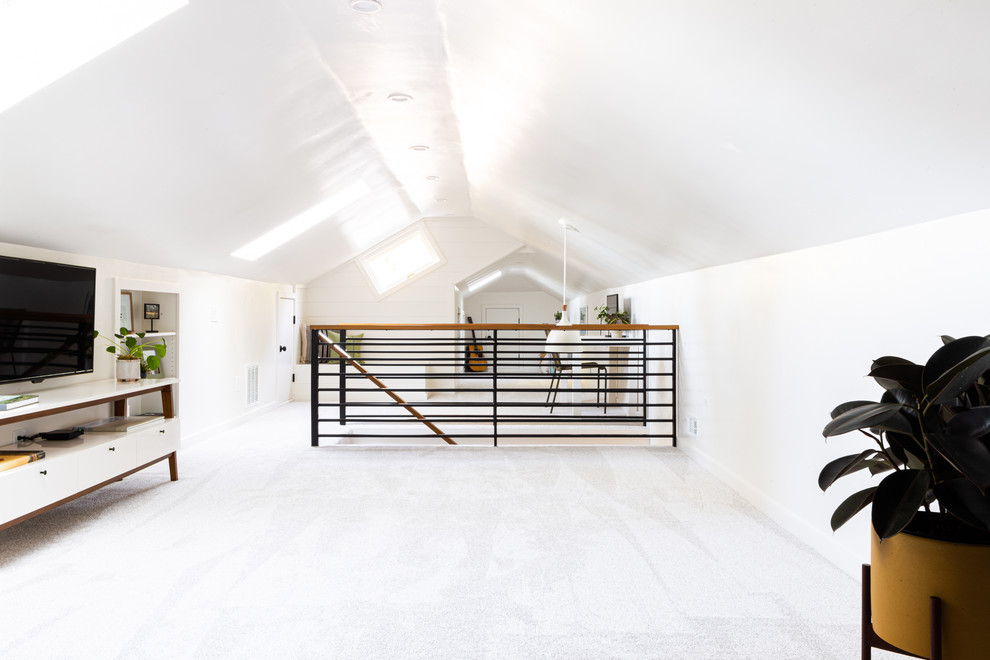 Foto di un soggiorno minimalista con pareti bianche, moquette, TV autoportante e pavimento grigio