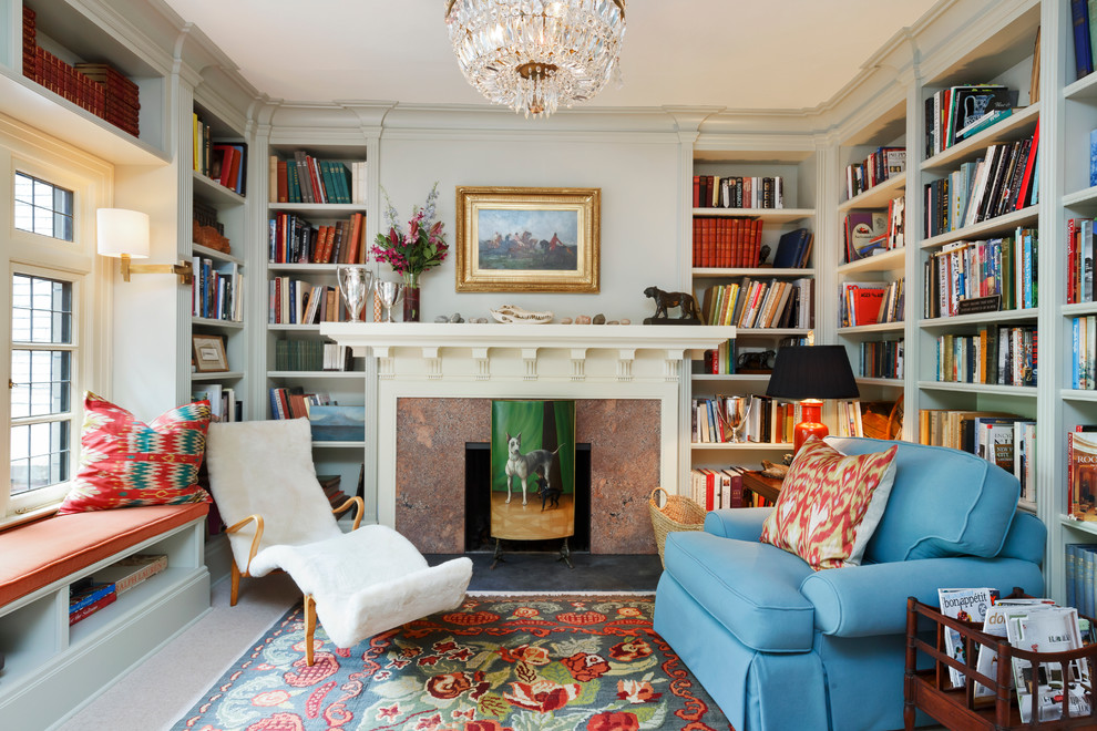 На фото: гостиная комната в классическом стиле с с книжными шкафами и полками, серыми стенами и стандартным камином без телевизора с