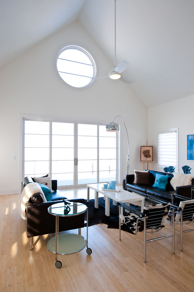 Foto di un soggiorno minimalista con pareti bianche