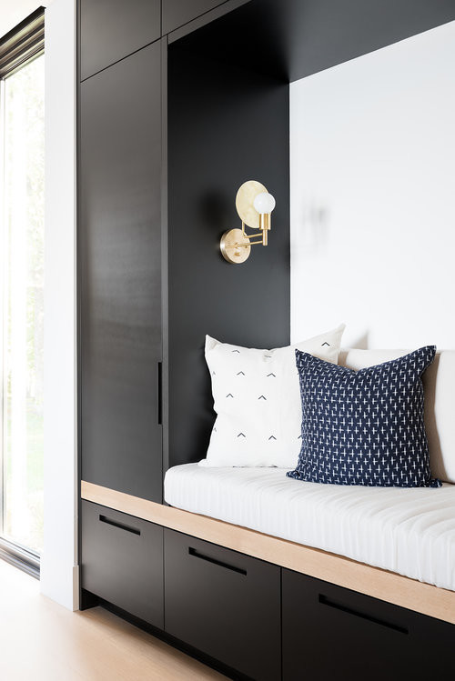 Esempio di un grande soggiorno moderno aperto con pareti bianche e parquet chiaro