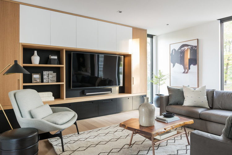 Foto di un soggiorno minimalista di medie dimensioni e aperto con pareti bianche, parquet chiaro, parete attrezzata e pavimento marrone