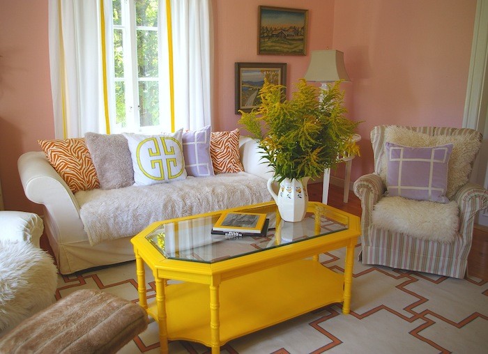 Ejemplo de salón campestre con paredes rosas y suelo de madera en tonos medios