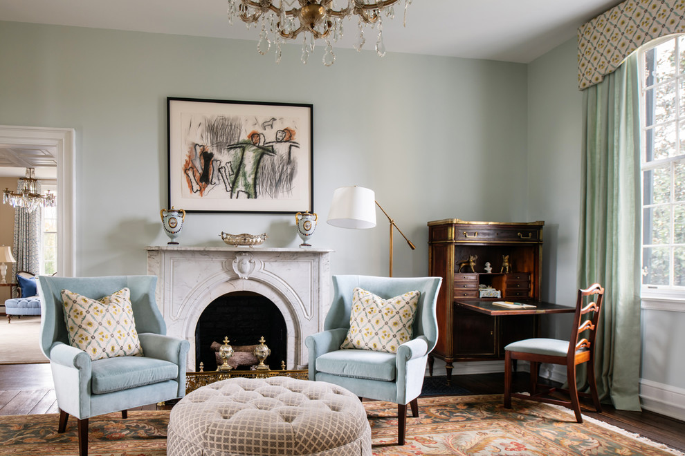На фото: изолированная гостиная комната в классическом стиле с синими стенами и стандартным камином с