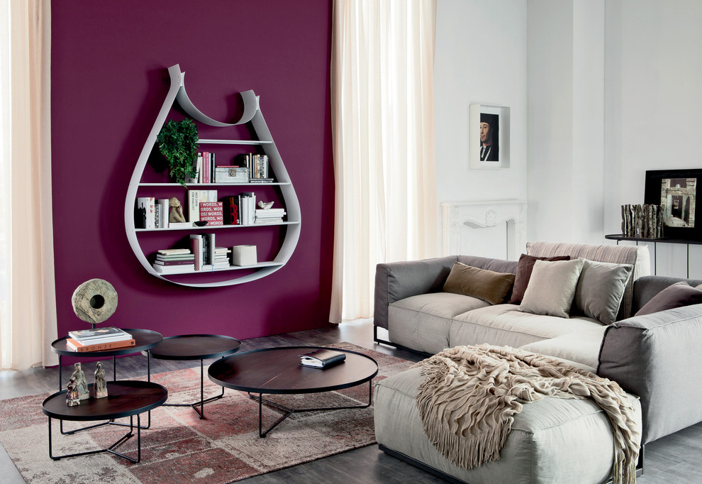 Пример оригинального дизайна: открытая гостиная комната среднего размера в современном стиле с фиолетовыми стенами и паркетным полом среднего тона