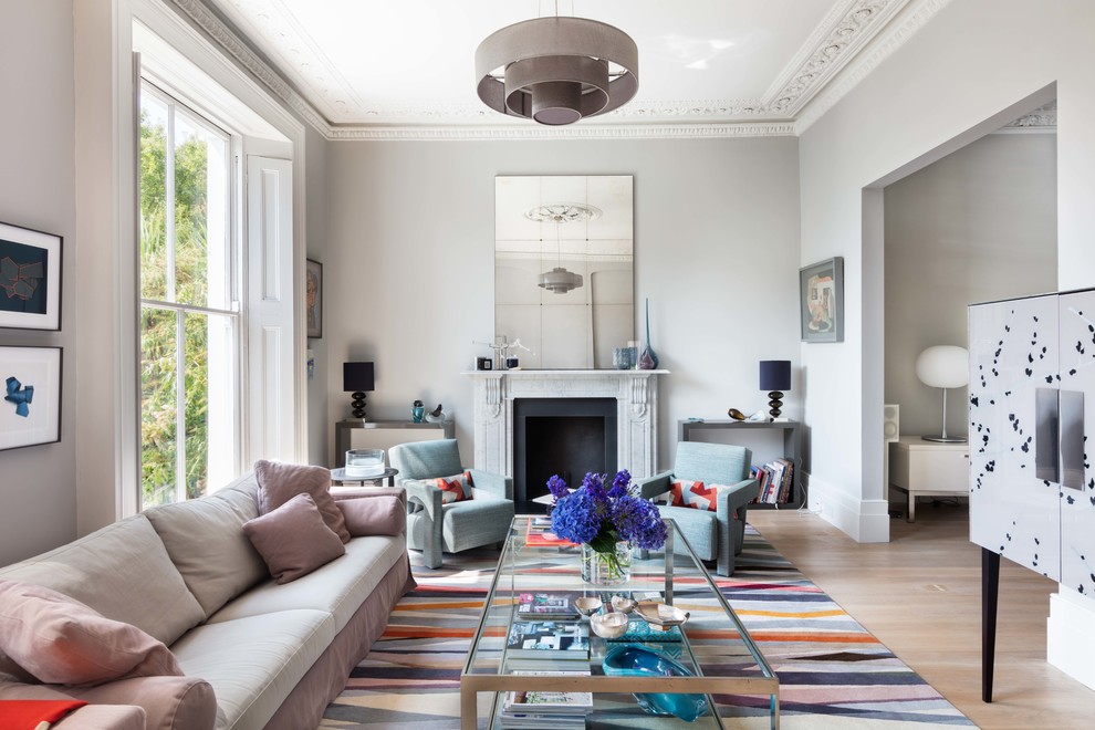 Großes, Repräsentatives, Fernseherloses, Abgetrenntes Nordisches Wohnzimmer mit Kamin, grauer Wandfarbe und hellem Holzboden in London